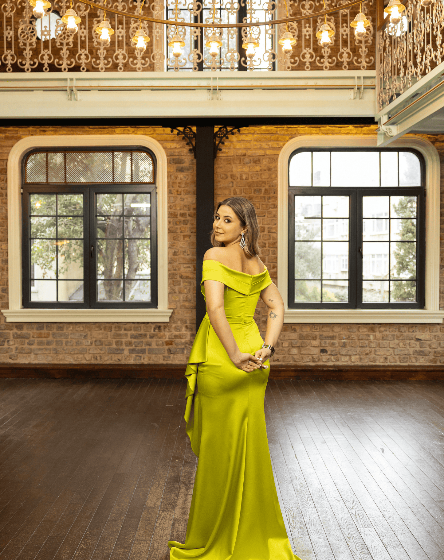 Madonna Yaka, Pile Detaylı, Yırtmaçlı Saten Balık Gece Elbisesi