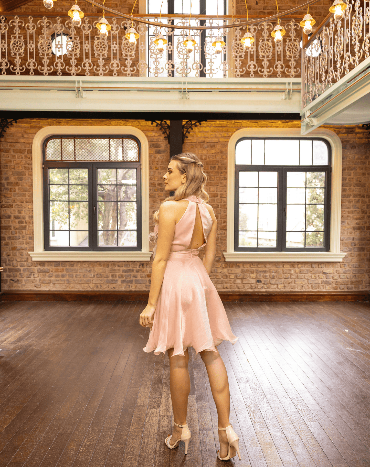 Göğüs ve Bel Drapeli, Derin Sırt Dekolteli, Gipür İşlemeli, Tüy Detaylı, Işıltılı Şifon Mini Kloş Gece Elbisesi