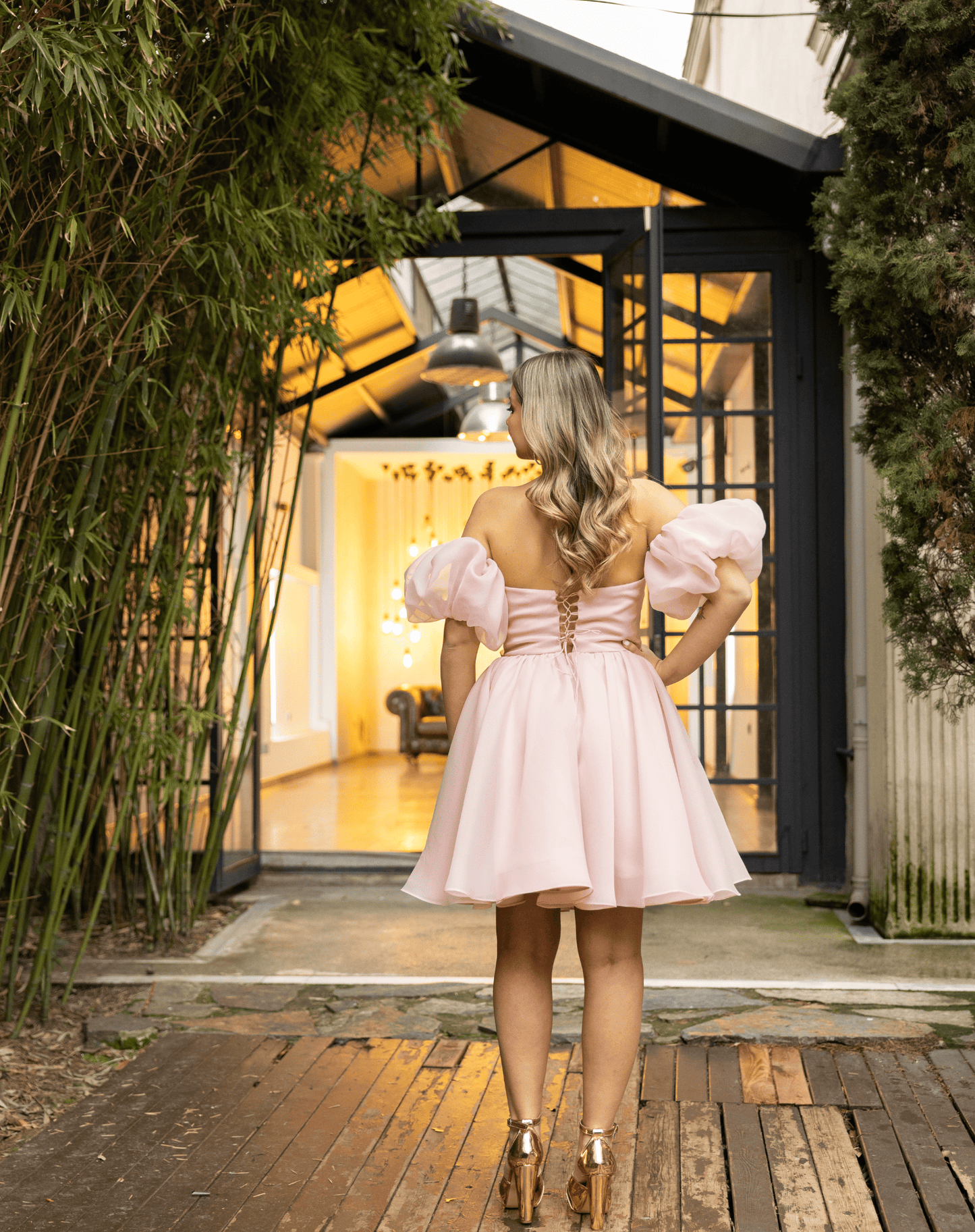 Balon Kollu, Çiçek Detaylı Bel, Pileli Göğüs, Arka Bağcıklı, Mini Kloş Organze Gece Elbisesi