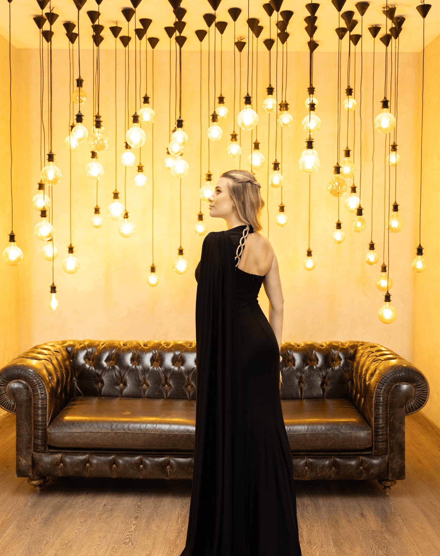 Bel Dekolteli, Biyeli, Taş Zincir Aksesuarlı, Tek Omuz Şal Detaylı, Drapeli ve Yırtmaçlı Likra Gece Elbisesi