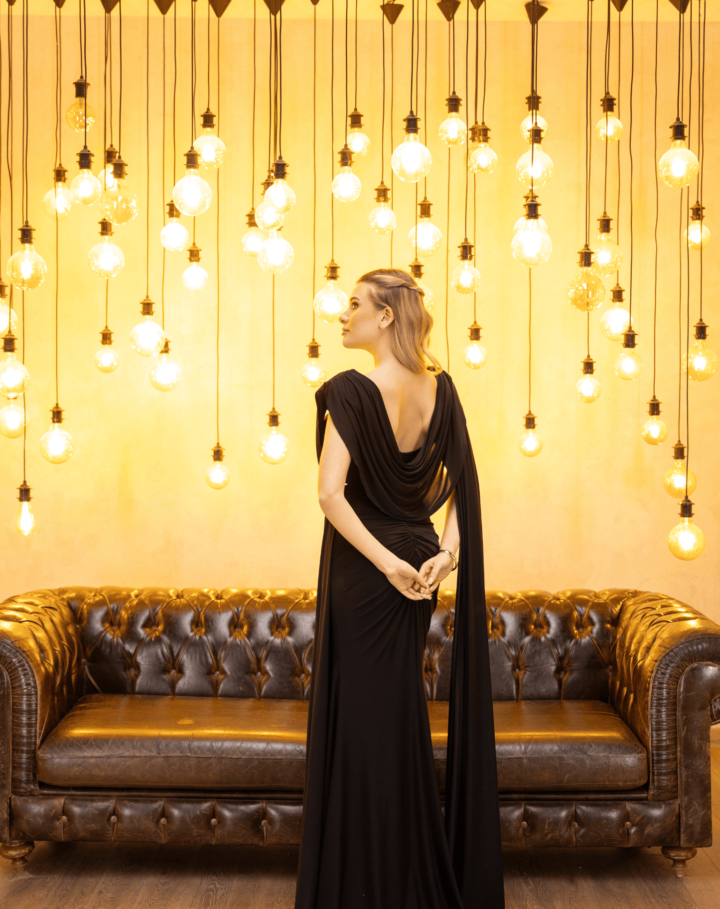 İşlemeli Bel Detaylı, Ön ve Arka Degaje Yakalı, Omuz Şal Detaylı, Drapeli ve Yırtmaçlı Balık Lycra Gece Elbisesi