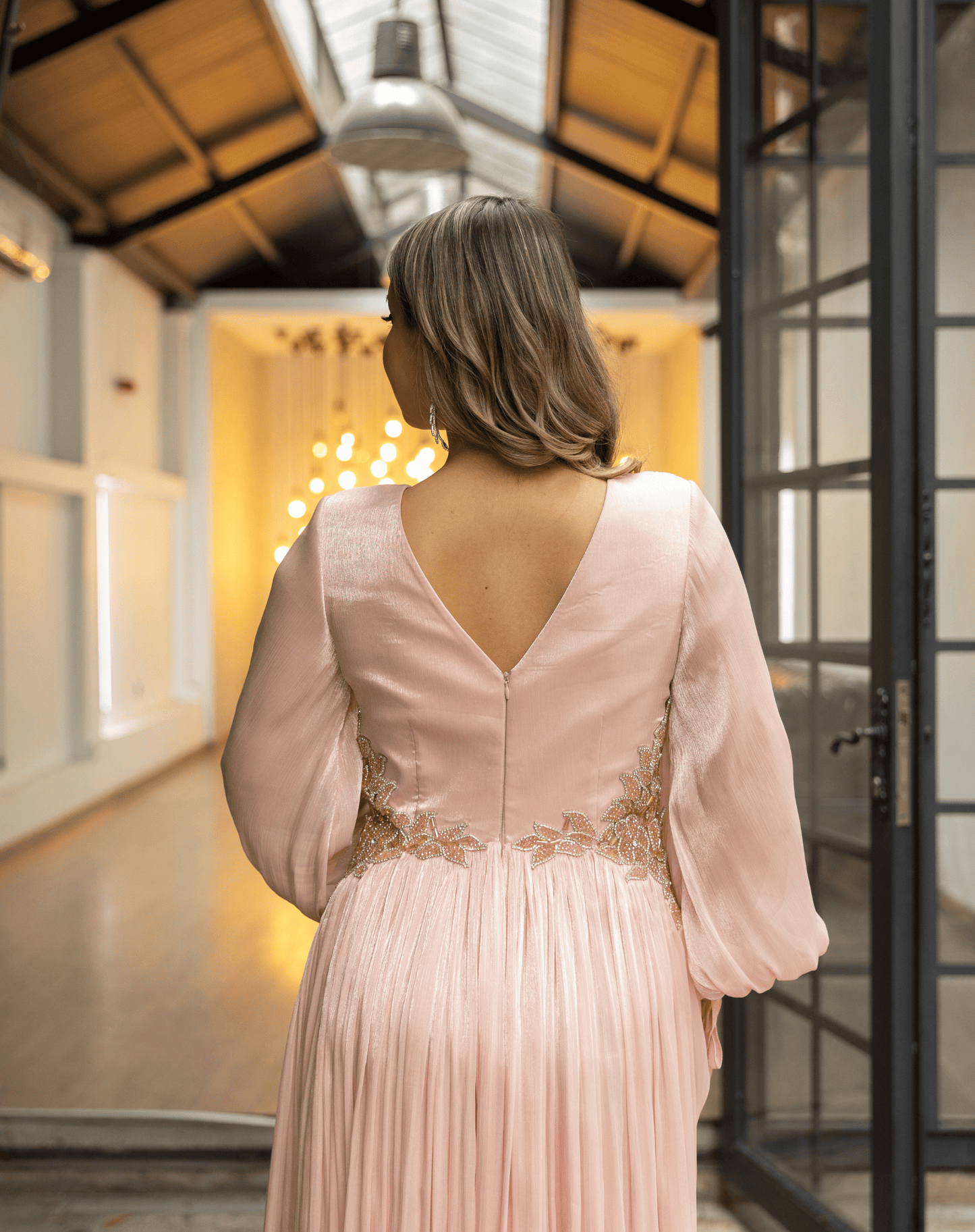 Kristal İşlemeli Bel Detaylı, Drapeli, Uzun Kollu, Yırtmaçlı ve Işıltılı Şifon Gece Elbisesi