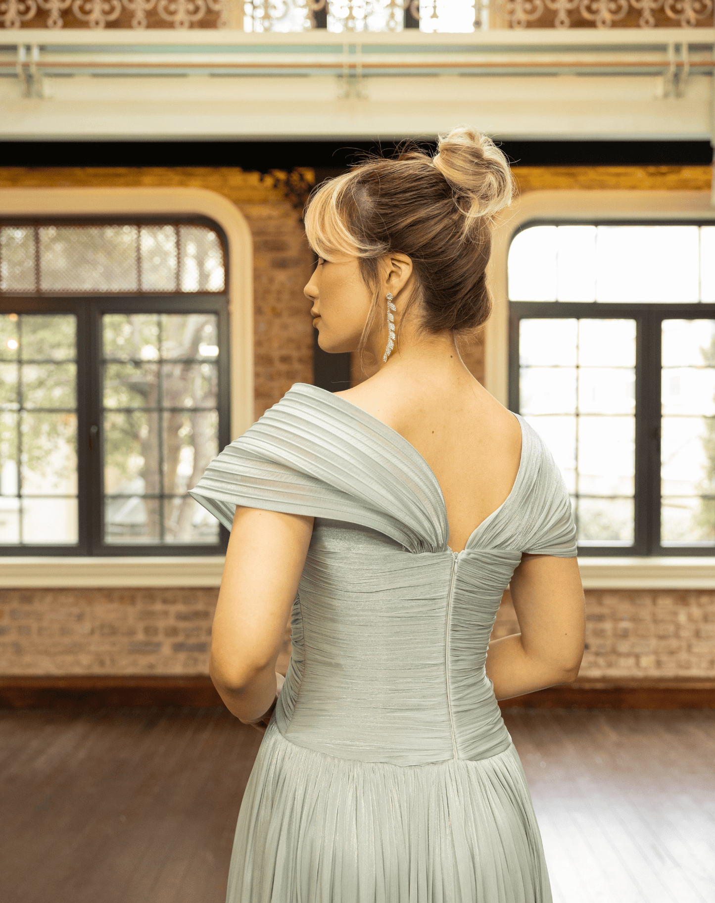 Düğüm Detaylı Göğüs ve Bel, Misina Nakışlı, Yırtmaçlı, Işıltılı Şifon Uzun Gece Elbisesi