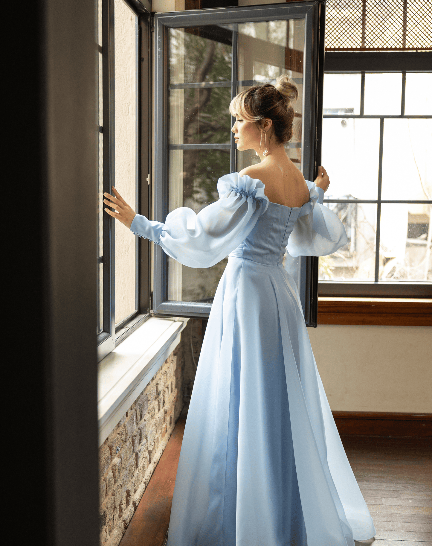 İşlemeli Göğüs Detaylı, Uzun Balon Kollu, Kloş Kesim Organze Gece Elbisesi