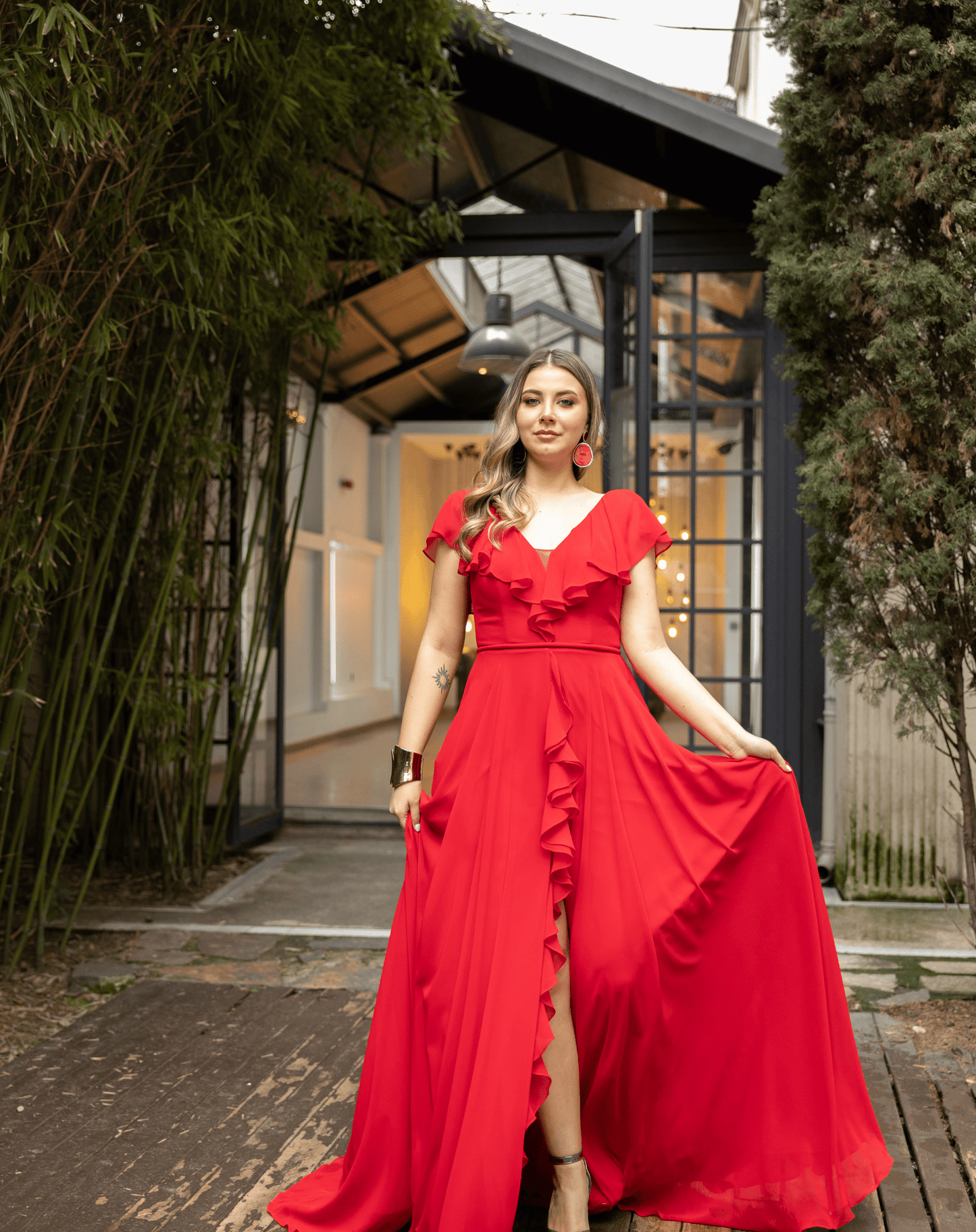 Derin Sırt Dekolteli, Kristal Bağcıklı, Yırtmaçlı Volan Detaylı Şifon Gece Elbisesi