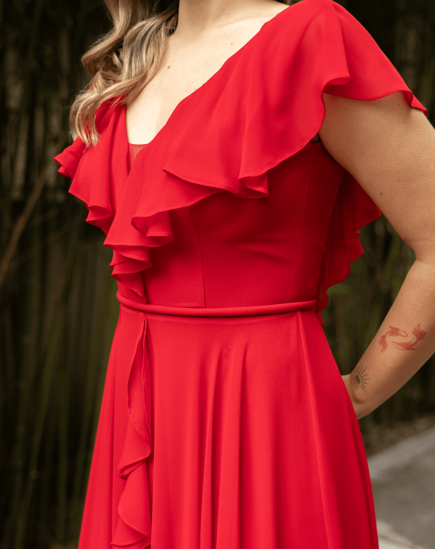 Derin Sırt Dekolteli, Kristal Bağcıklı, Yırtmaçlı Volan Detaylı Şifon Gece Elbisesi