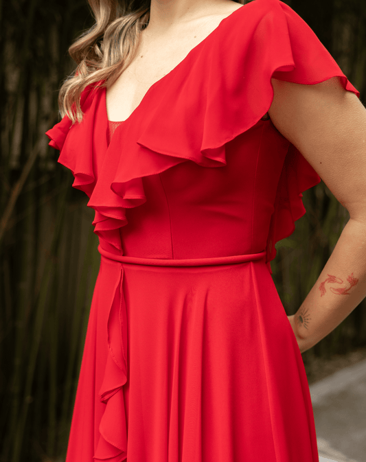 Derin Sırt Dekolteli, Kristal Bağcıklı, Yırtmaçlı Volan Detaylı Şifon Gece Elbisesi