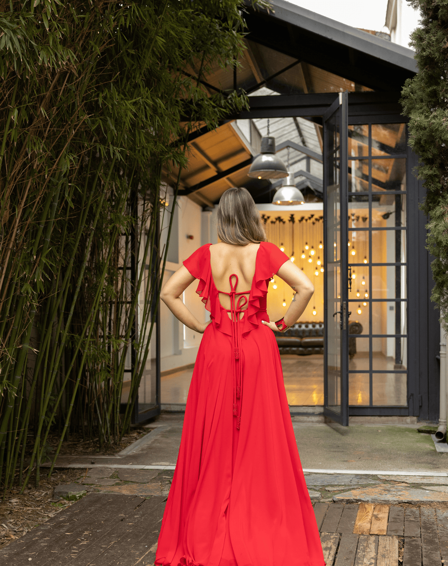 Derin Sırt Dekolteli, Kristal Bağcıklı, Yırtmaçlı Volan Detaylı Şifon Gece Elbisesi