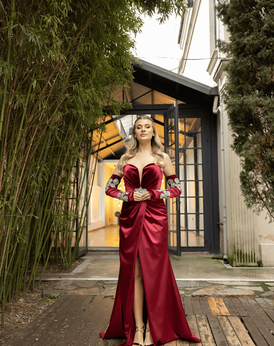 Taş İşlemeli Eldivenli, Kadife Büstiyerli, Drapeli Saten ve Yırtmaç Detaylı Gece Elbisesi