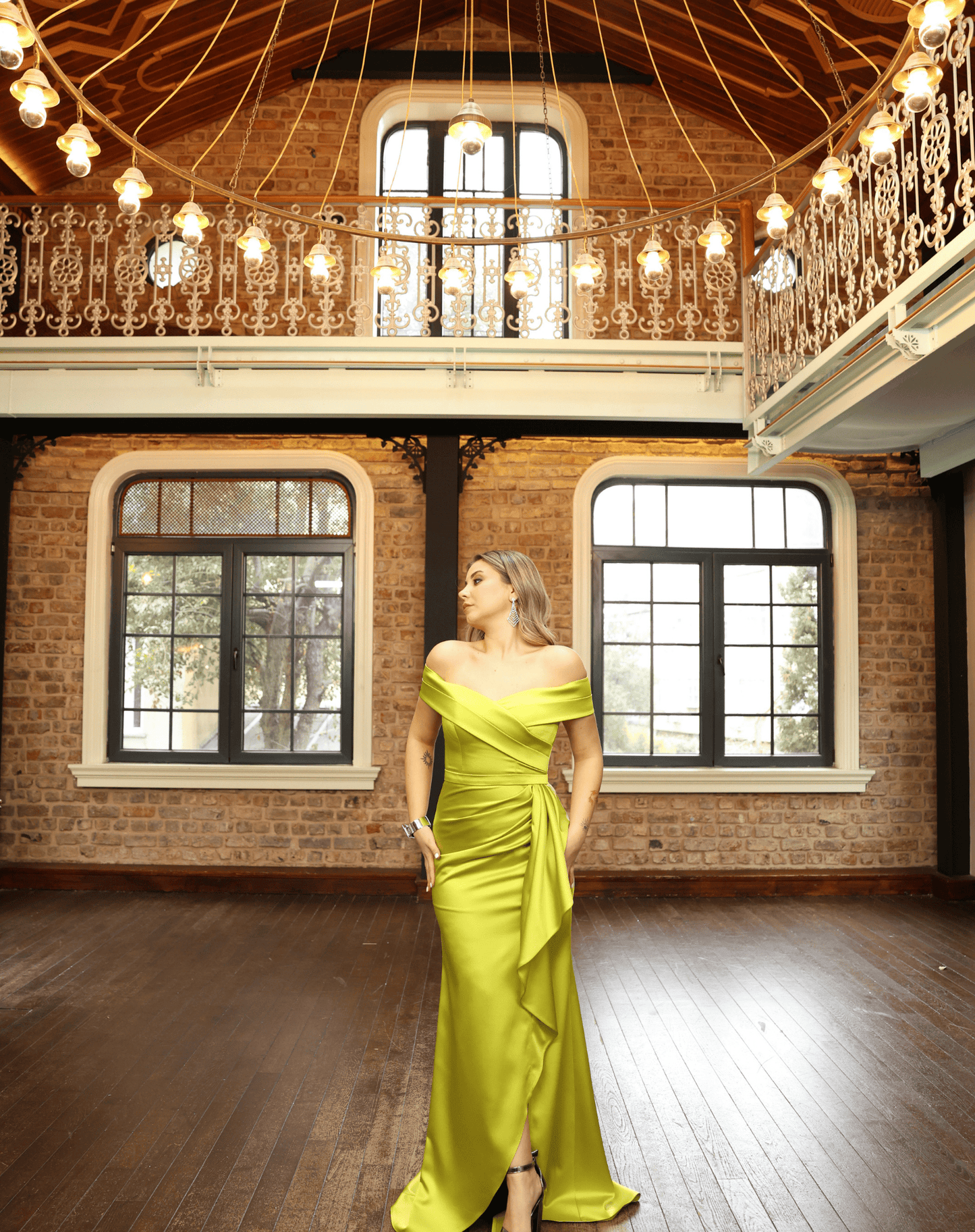 Madonna Yaka, Pile Detaylı, Yırtmaçlı Saten Balık Gece Elbisesi