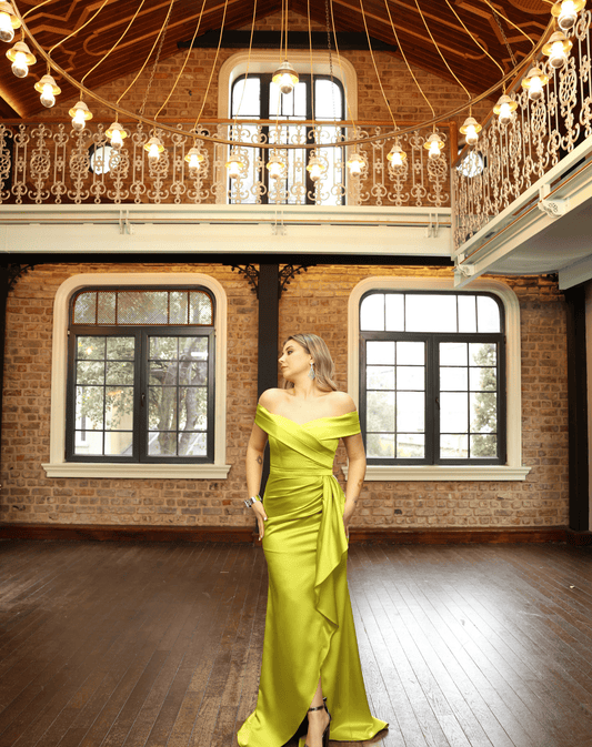 Madonna Yaka, Pile Detaylı, Yırtmaçlı Saten Balık Gece Elbisesi