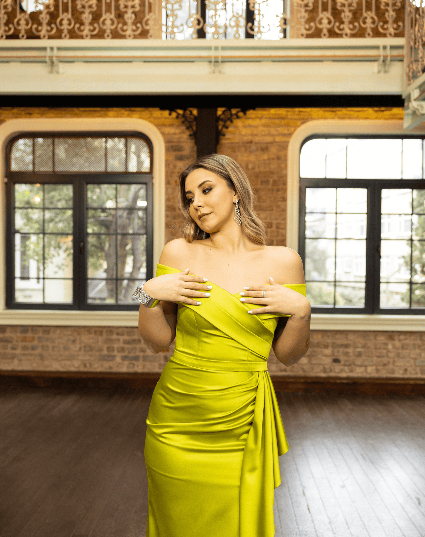 Madonna Yaka, Pile Detaylı, Yırtmaçlı Saten Balık Gece Elbisesi