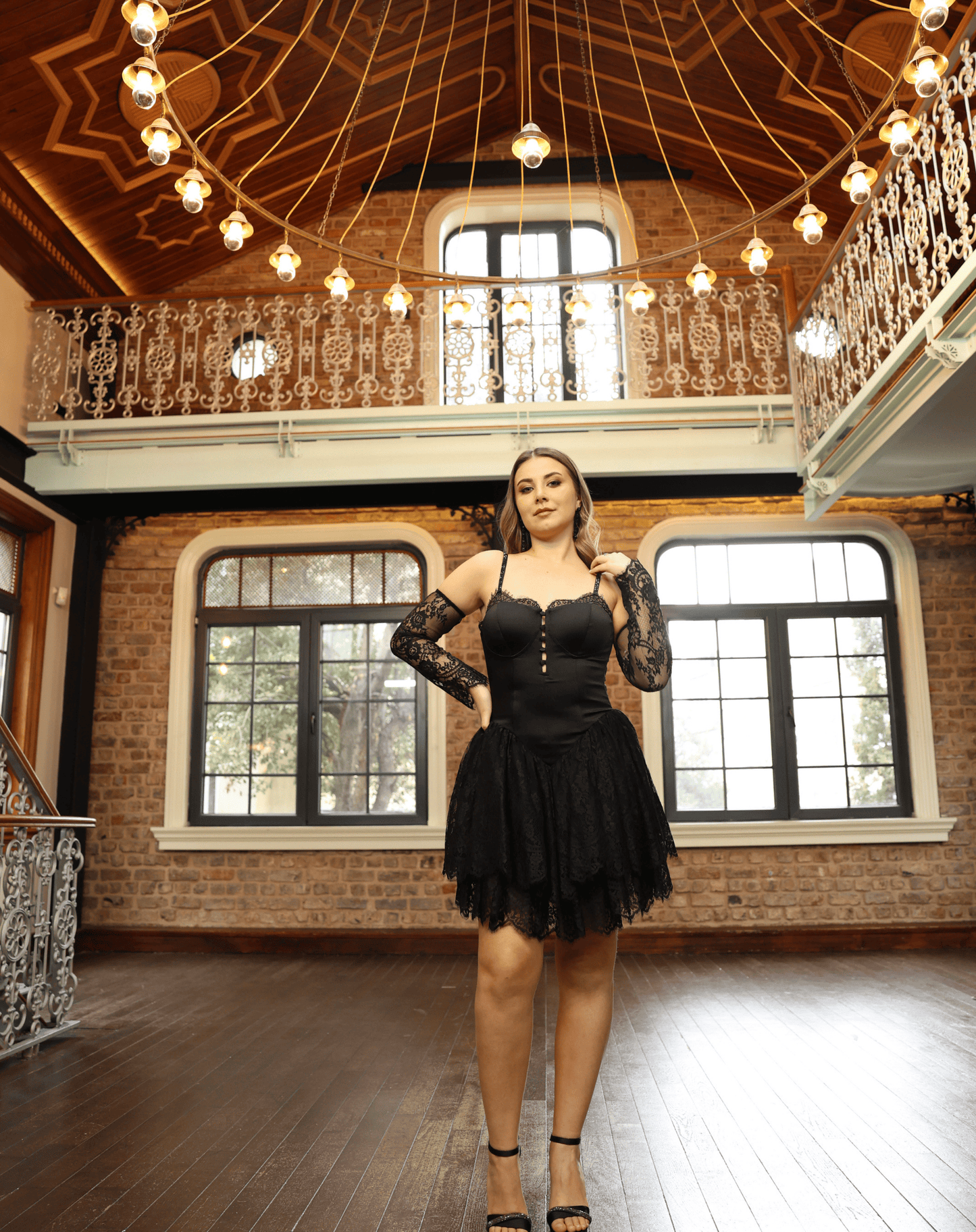 İki Kat Dantel Etekli, Saten Bedenli, Taş İşlemeli İp Askılı, Seyyar Eldivenli Mini Gece Elbisesi