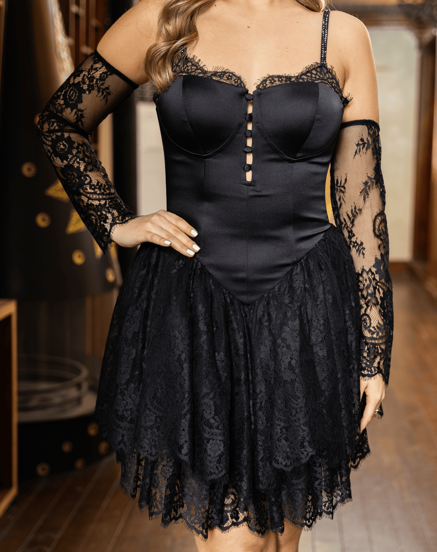 İki Kat Dantel Etekli, Saten Bedenli, Taş İşlemeli İp Askılı, Seyyar Eldivenli Mini Gece Elbisesi