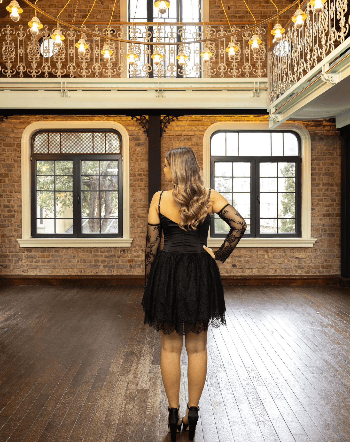 İki Kat Dantel Etekli, Saten Bedenli, Taş İşlemeli İp Askılı, Seyyar Eldivenli Mini Gece Elbisesi