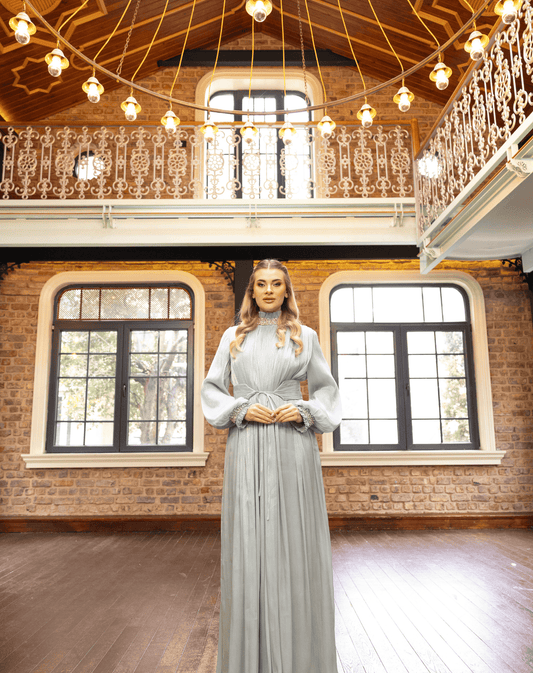 Taş İşlemeli Yaka ve Kol Detaylı, Drapeli, Seyyar Kemerli, Işıltılı Şifon Oversize Gece Elbisesi