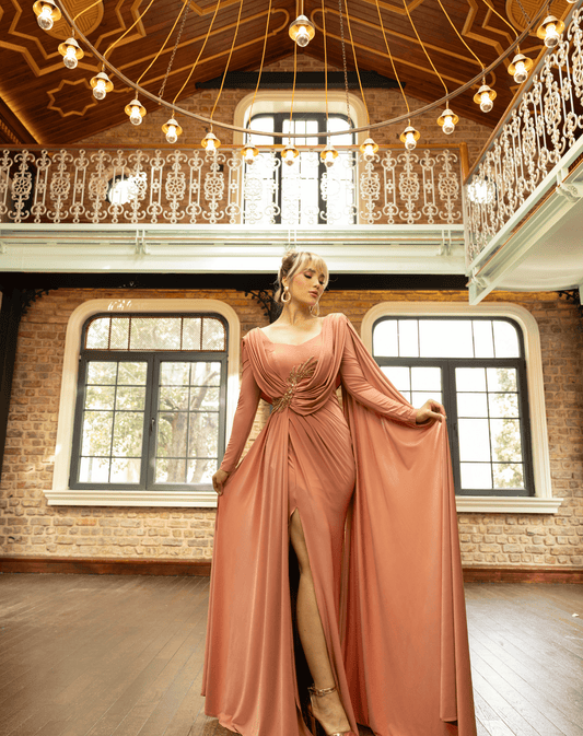 Taş İşlemeli Bel Detaylı, Ön ve Arka Degaje Yakalı, Şallı, Uzun Kollu ve Yırtmaçlı Lycra Gece Elbisesi