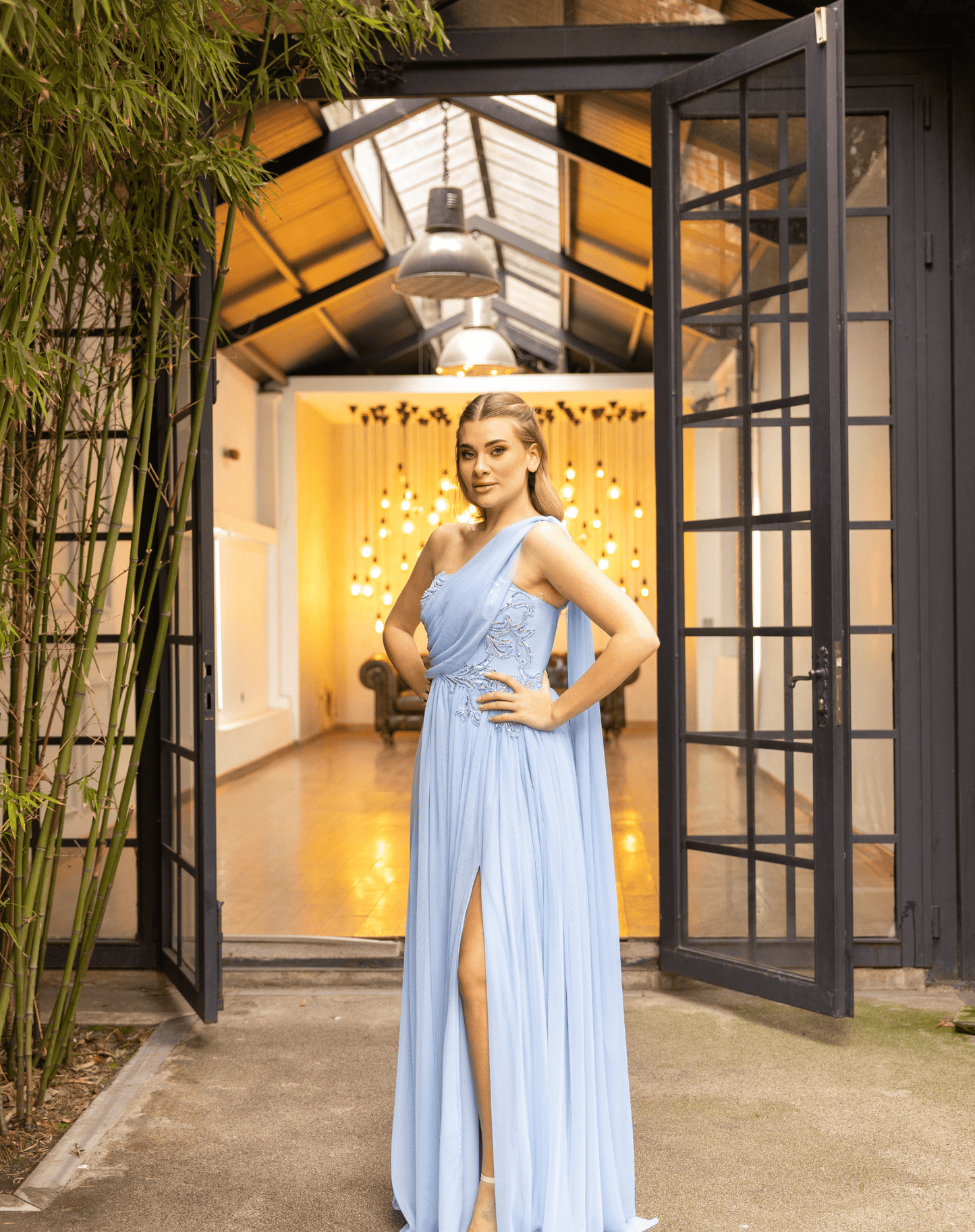 İşlemeli Tek Omuz, Şal Detaylı, Yırtmaçlı Uzun Tül Gece Elbisesi