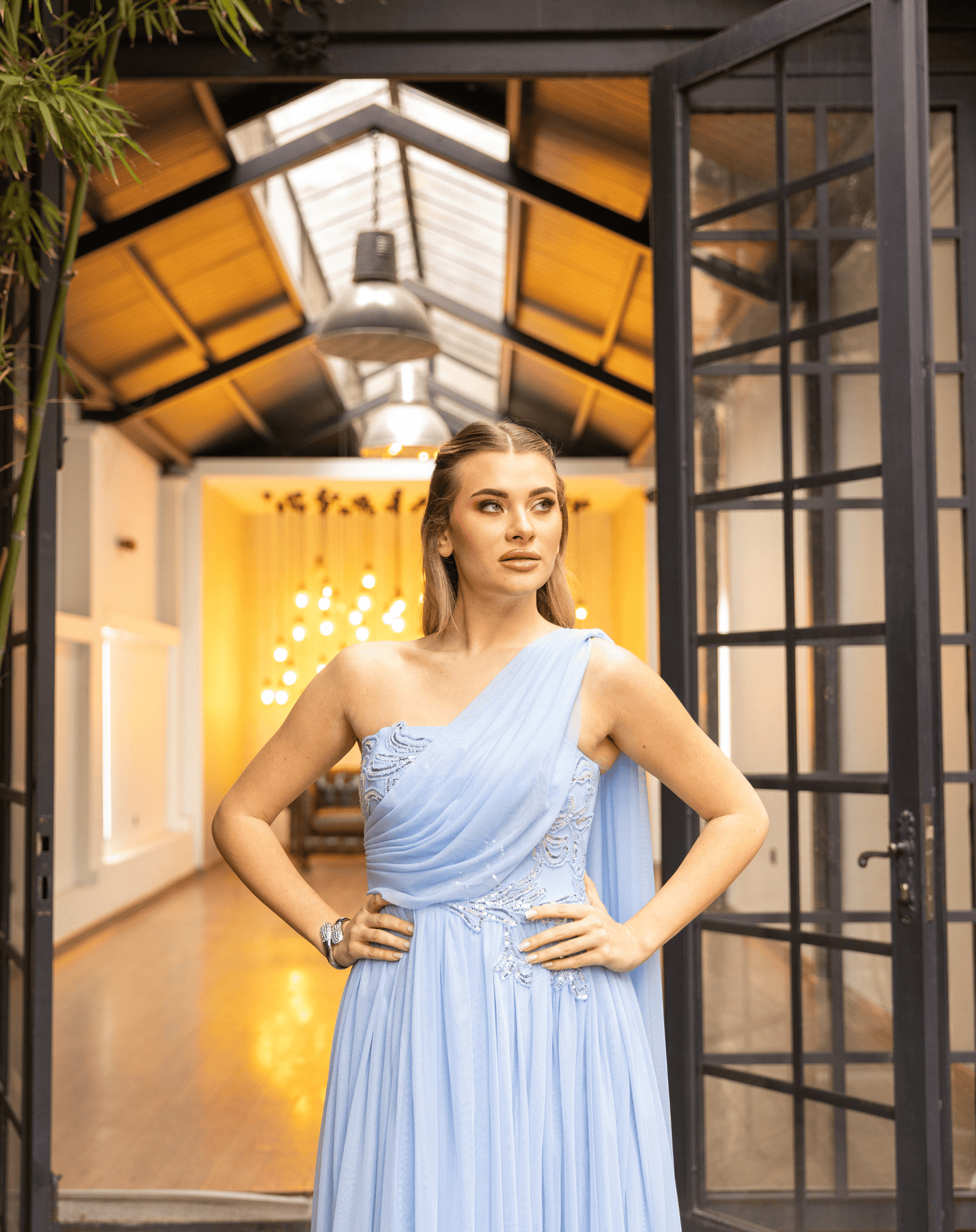 İşlemeli Tek Omuz, Şal Detaylı, Yırtmaçlı Uzun Tül Gece Elbisesi