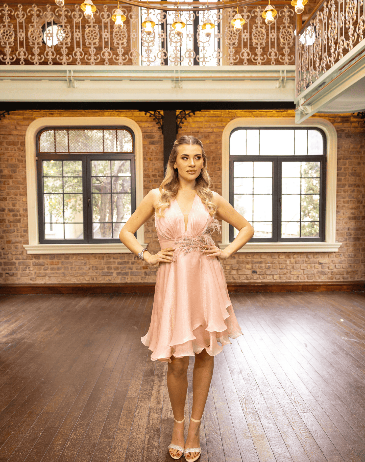 Göğüs ve Bel Drapeli, Derin Sırt Dekolteli, Gipür İşlemeli, Tüy Detaylı, Işıltılı Şifon Mini Kloş Gece Elbisesi