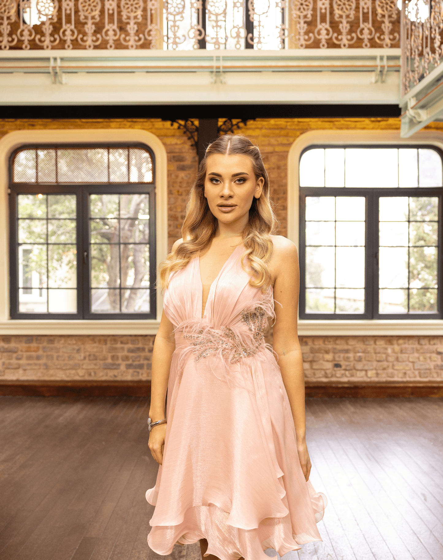 Göğüs ve Bel Drapeli, Derin Sırt Dekolteli, Gipür İşlemeli, Tüy Detaylı, Işıltılı Şifon Mini Kloş Gece Elbisesi