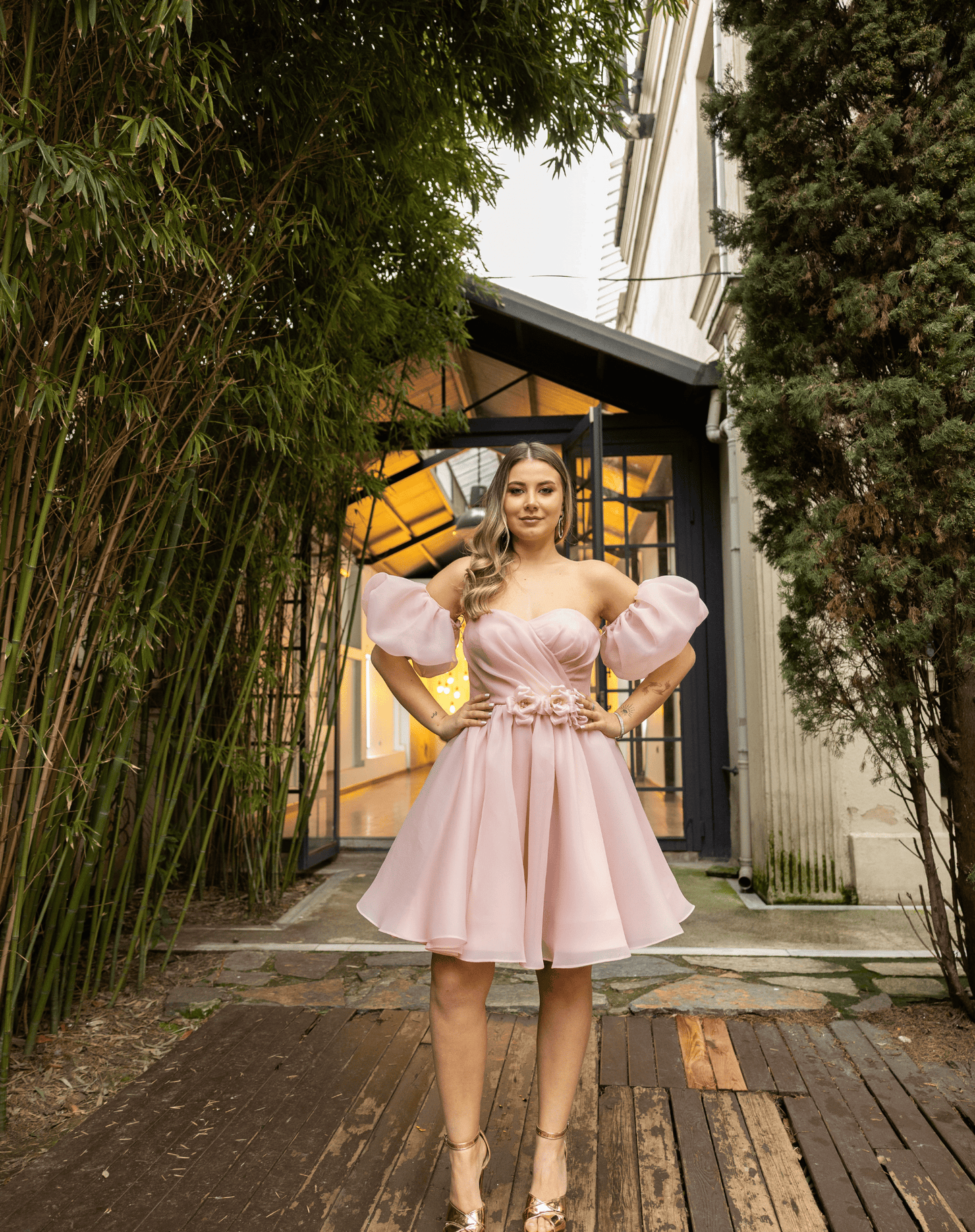 Balon Kollu, Çiçek Detaylı Bel, Pileli Göğüs, Arka Bağcıklı, Mini Kloş Organze Gece Elbisesi