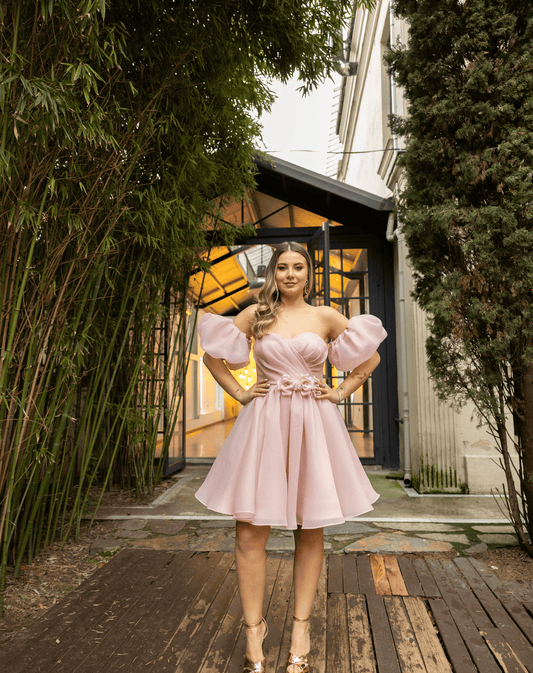 Balon Kollu, Çiçek Detaylı Bel, Pileli Göğüs, Arka Bağcıklı, Mini Kloş Organze Gece Elbisesi