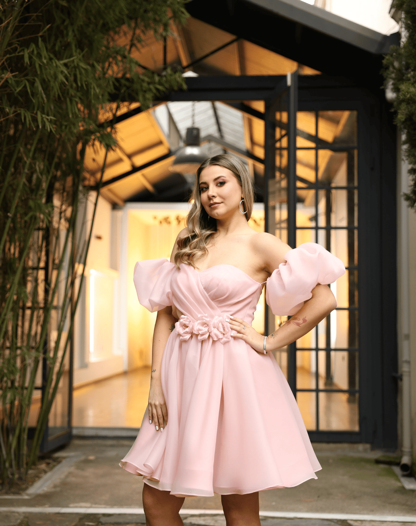 Balon Kollu, Çiçek Detaylı Bel, Pileli Göğüs, Arka Bağcıklı, Mini Kloş Organze Gece Elbisesi