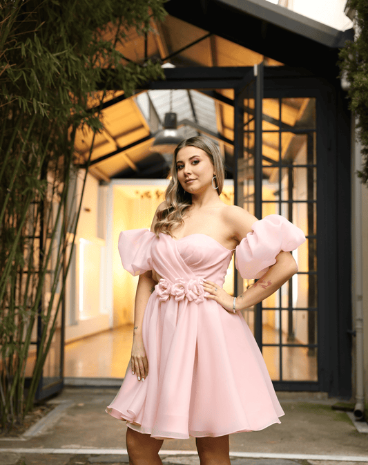 Balon Kollu, Çiçek Detaylı Bel, Pileli Göğüs, Arka Bağcıklı, Mini Kloş Organze Gece Elbisesi