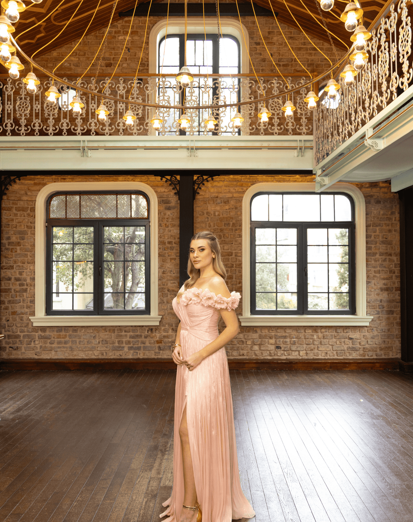 Çiçek Detaylı, Bel Düğüm Detaylı, Yırtmaçlı ve Işıltılı Şifon Uzun Gece Elbisesi