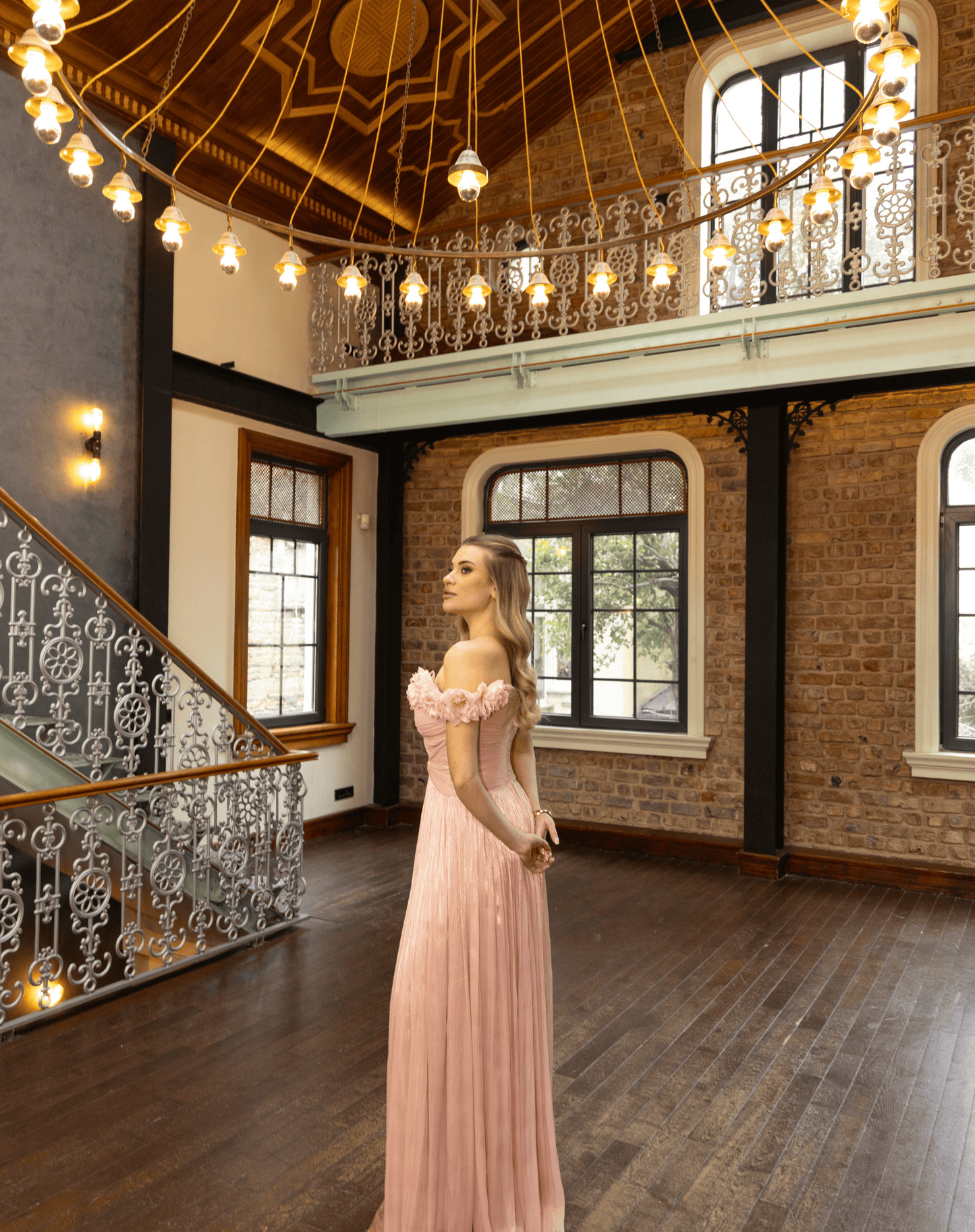 Çiçek Detaylı, Bel Düğüm Detaylı, Yırtmaçlı ve Işıltılı Şifon Uzun Gece Elbisesi