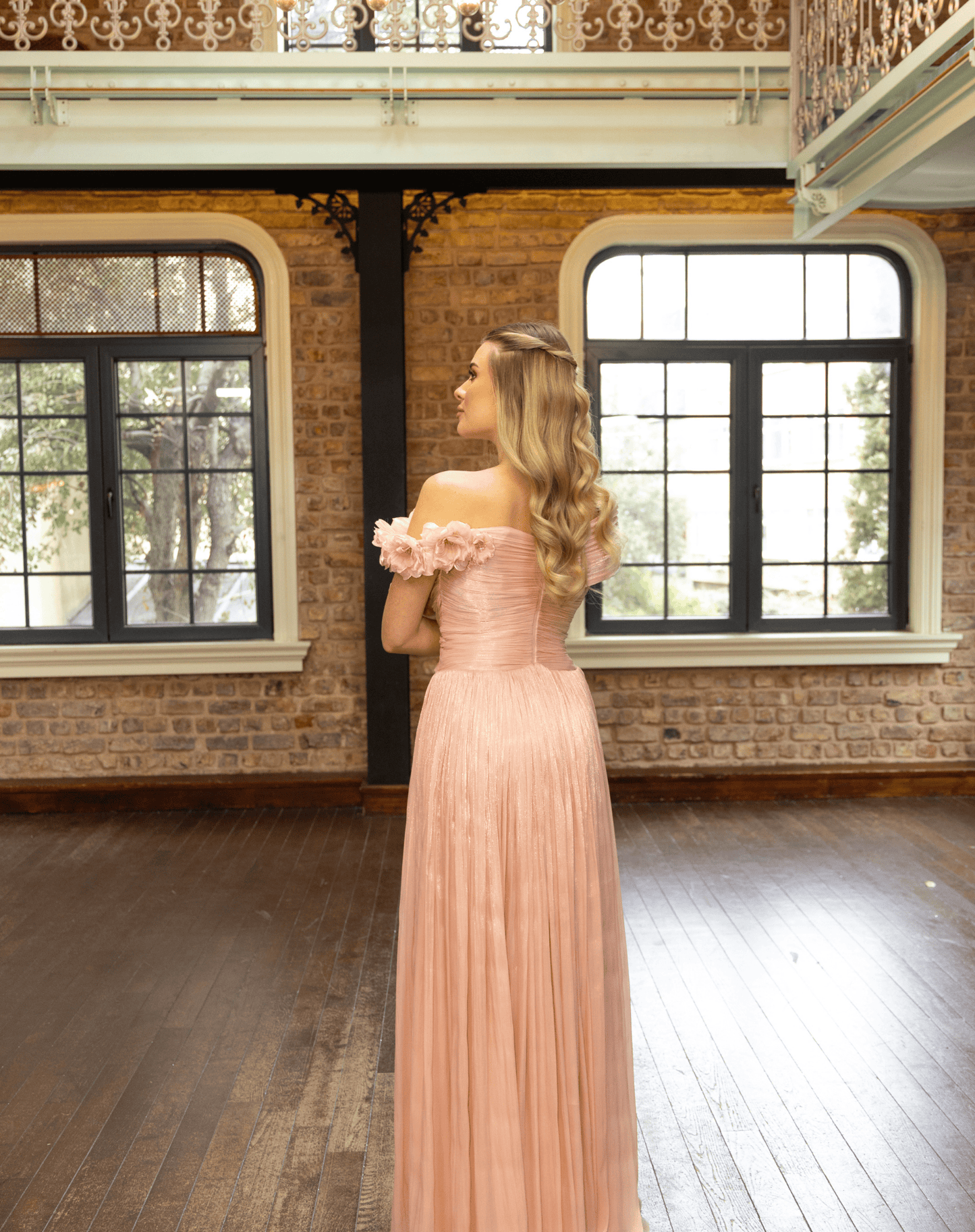 Çiçek Detaylı, Bel Düğüm Detaylı, Yırtmaçlı ve Işıltılı Şifon Uzun Gece Elbisesi