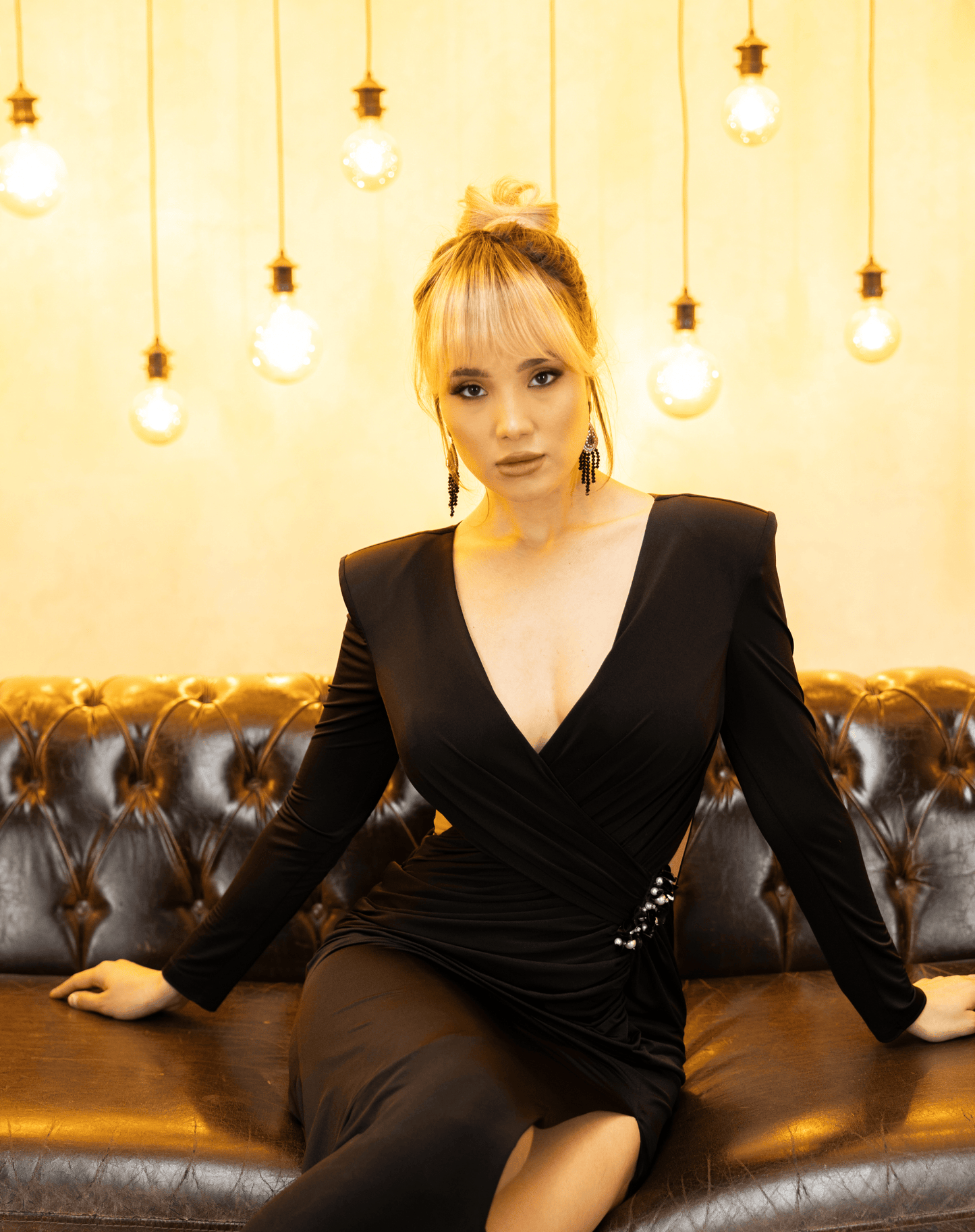 Kurvaze Yakalı, İşlemeli ve Bel Dekolteli, Göğüs ve Ön Etek Drapeli, Uzun Kollu, Yırtmaçlı Gece Elbisesi