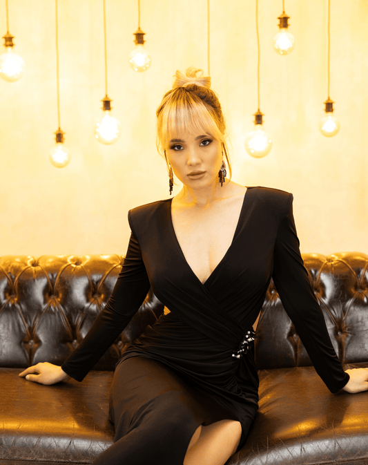 Kurvaze Yakalı, İşlemeli ve Bel Dekolteli, Göğüs ve Ön Etek Drapeli, Uzun Kollu, Yırtmaçlı Gece Elbisesi