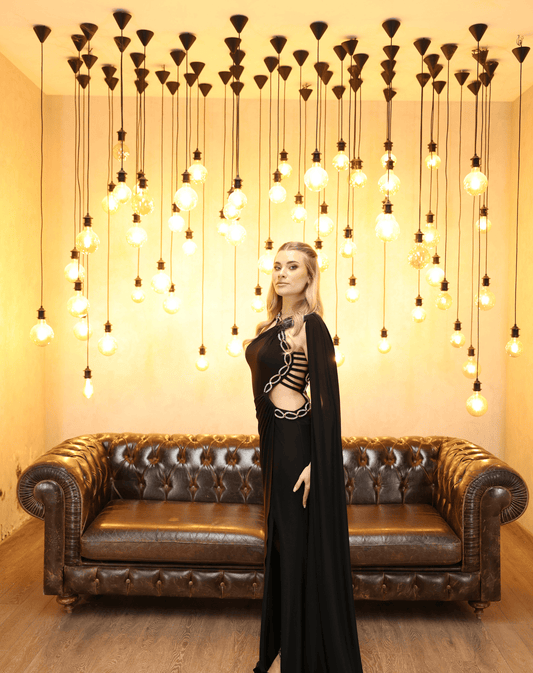 Bel Dekolteli, Biyeli, Taş Zincir Aksesuarlı, Tek Omuz Şal Detaylı, Drapeli ve Yırtmaçlı Likra Gece Elbisesi