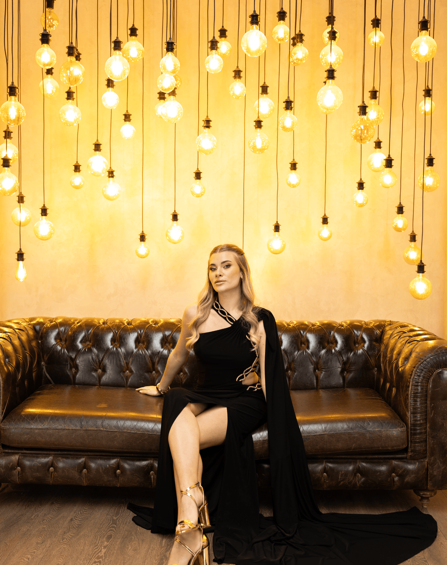 Bel Dekolteli, Biyeli, Taş Zincir Aksesuarlı, Tek Omuz Şal Detaylı, Drapeli ve Yırtmaçlı Likra Gece Elbisesi