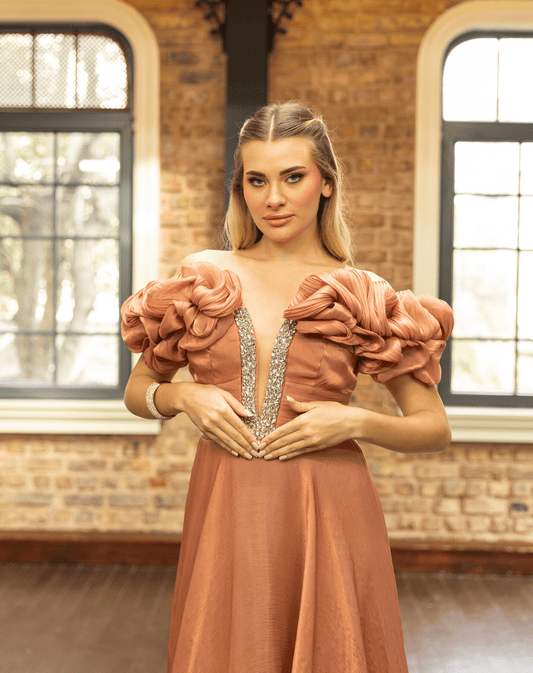 Taş İşlemeli Göğüs Detaylı, Bel Drapeli, Balon Yakalı, Uzun ve Işıltılı Şifon Gece Elbisesi