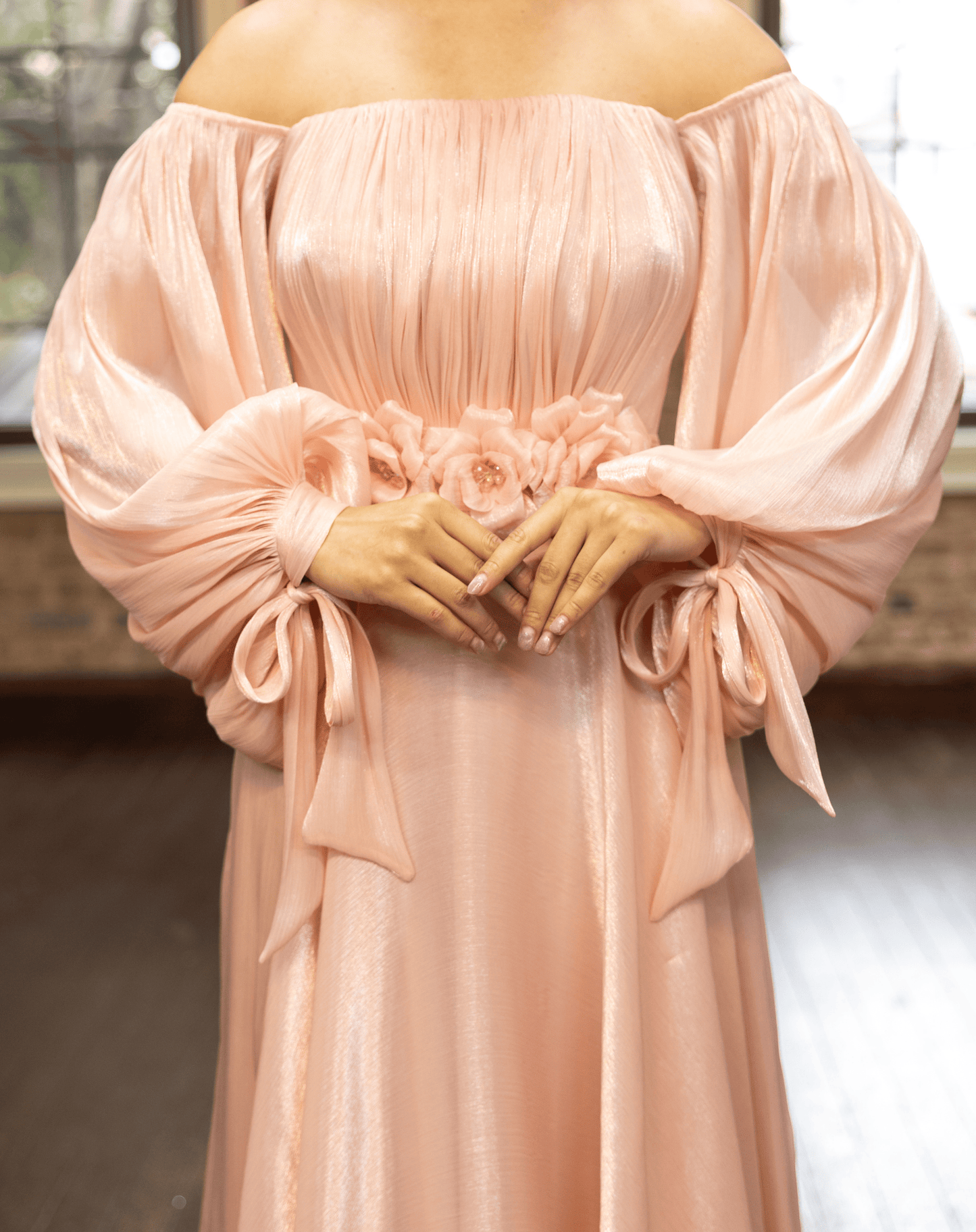 Çiçek Detaylı, Seyyar Kemerli, Kayık Yakalı, Uzun Balon Kollu, Göğüs Drapeli, Işıltılı Şifon Kloş Gece Elbisesi