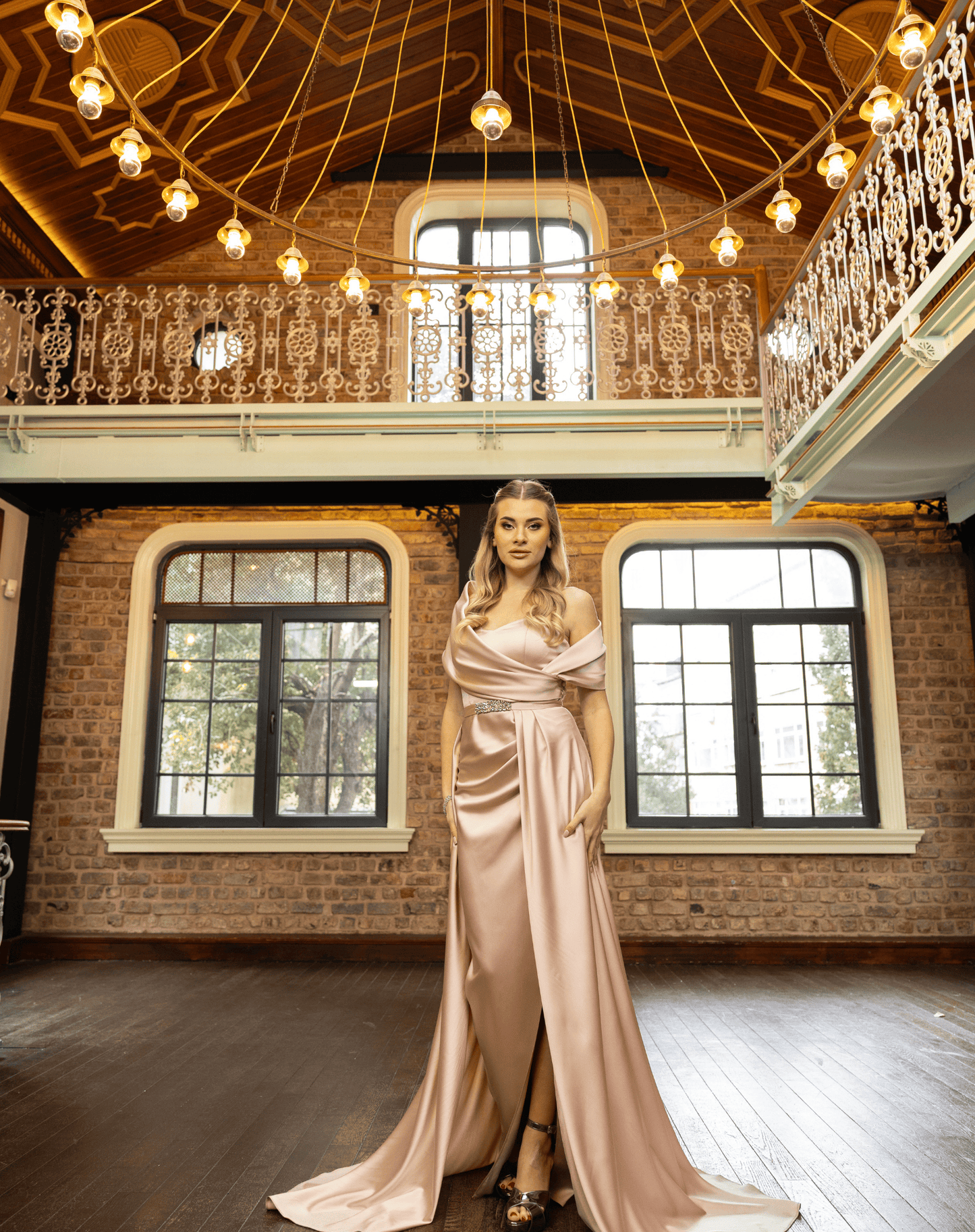 Şal Yakalı, Pli Detaylı, Taş İşlemeli Kemerli, Yırtmaçlı Uzun Saten Gece Elbisesi