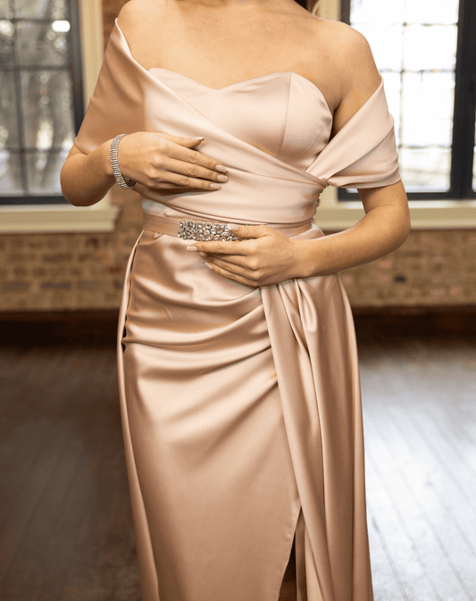 Şal Yakalı, Pli Detaylı, Taş İşlemeli Kemerli, Yırtmaçlı Uzun Saten Gece Elbisesi