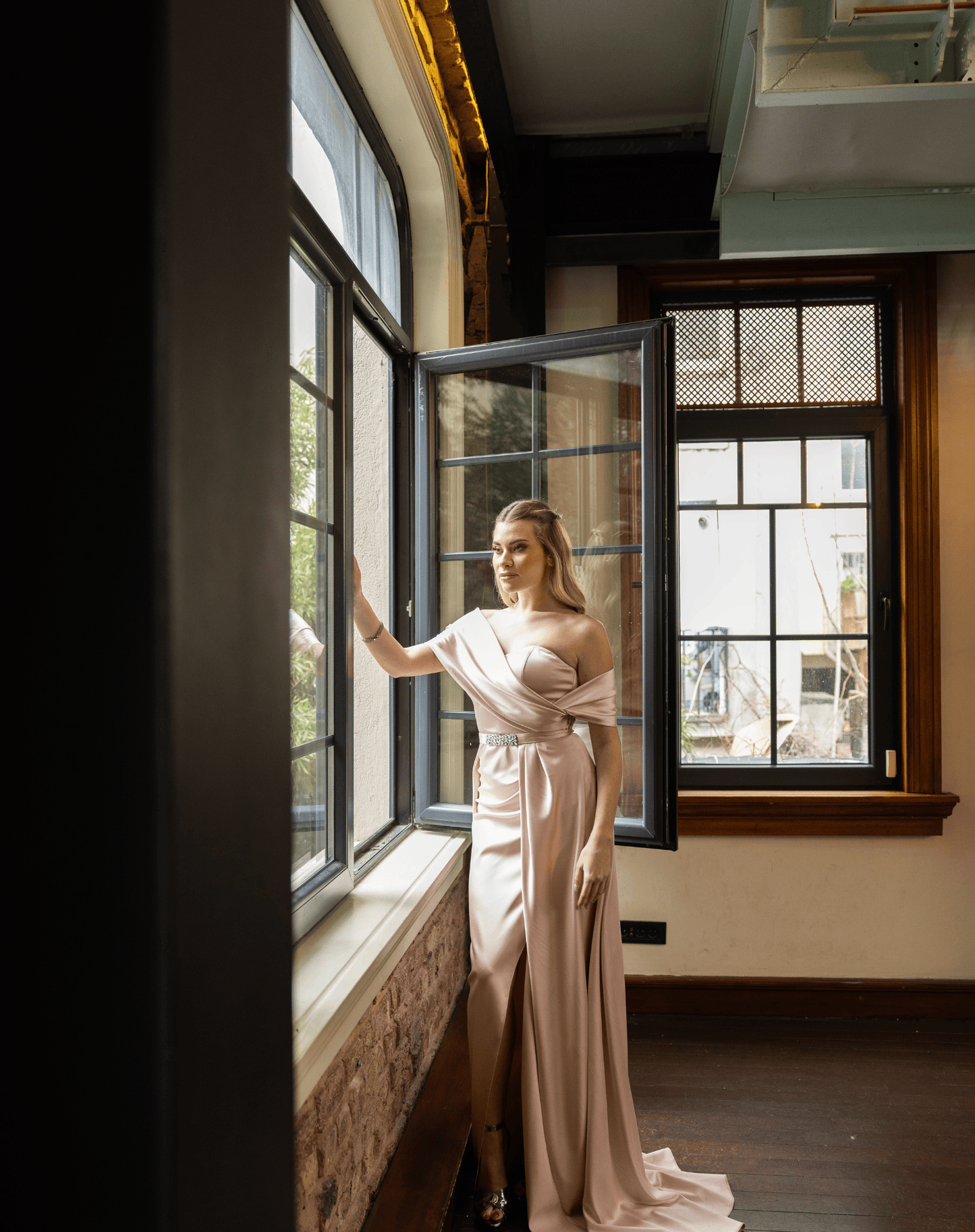 Şal Yakalı, Pli Detaylı, Taş İşlemeli Kemerli, Yırtmaçlı Uzun Saten Gece Elbisesi