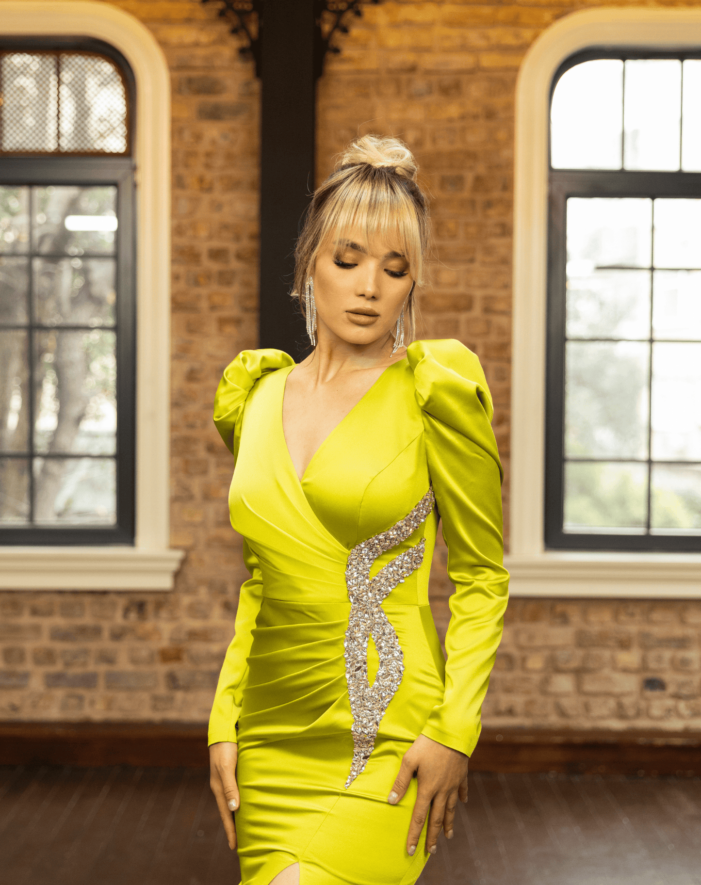 Kurvaze Yakalı, Taş Detaylı Bel, Pileli, Uzun Kollu, Yırtmaçlı Balık Gece Elbisesi