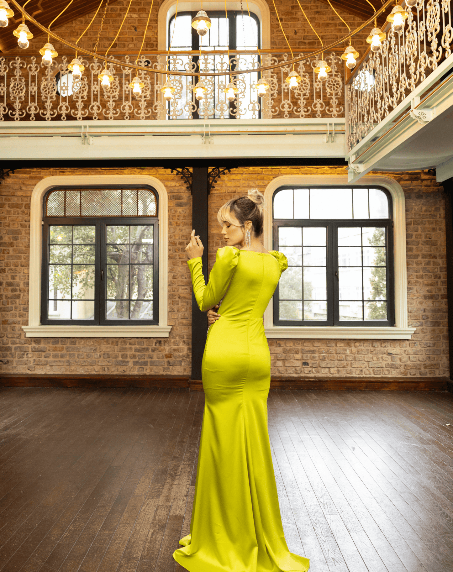 Kurvaze Yakalı, Taş Detaylı Bel, Pileli, Uzun Kollu, Yırtmaçlı Balık Gece Elbisesi