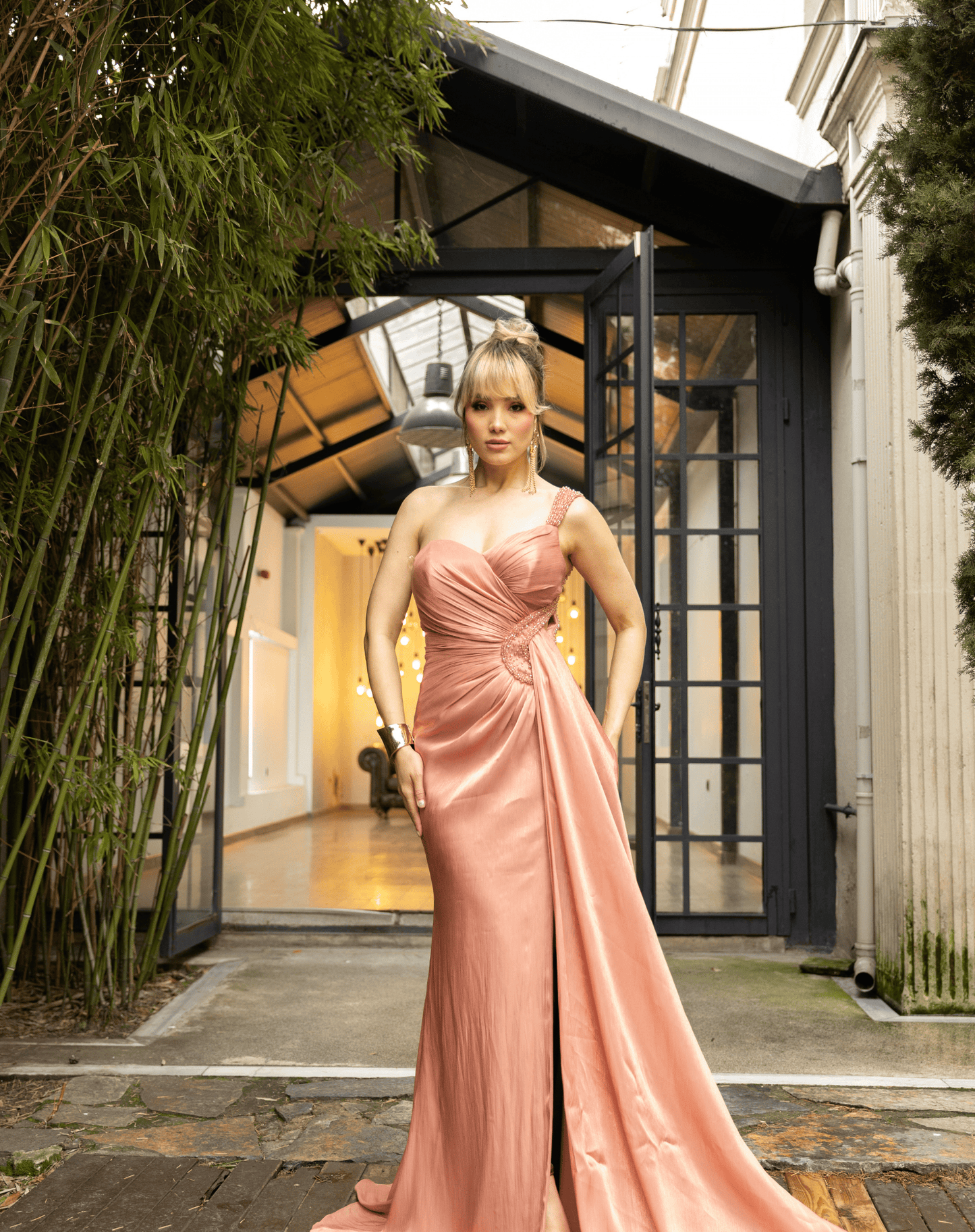 Kristal İşlemeli Tek Omuz, Şal Etekli, Bel Dekolteli, Yırtmaçlı, Işıltılı Şifon Balık Gece Elbisesi