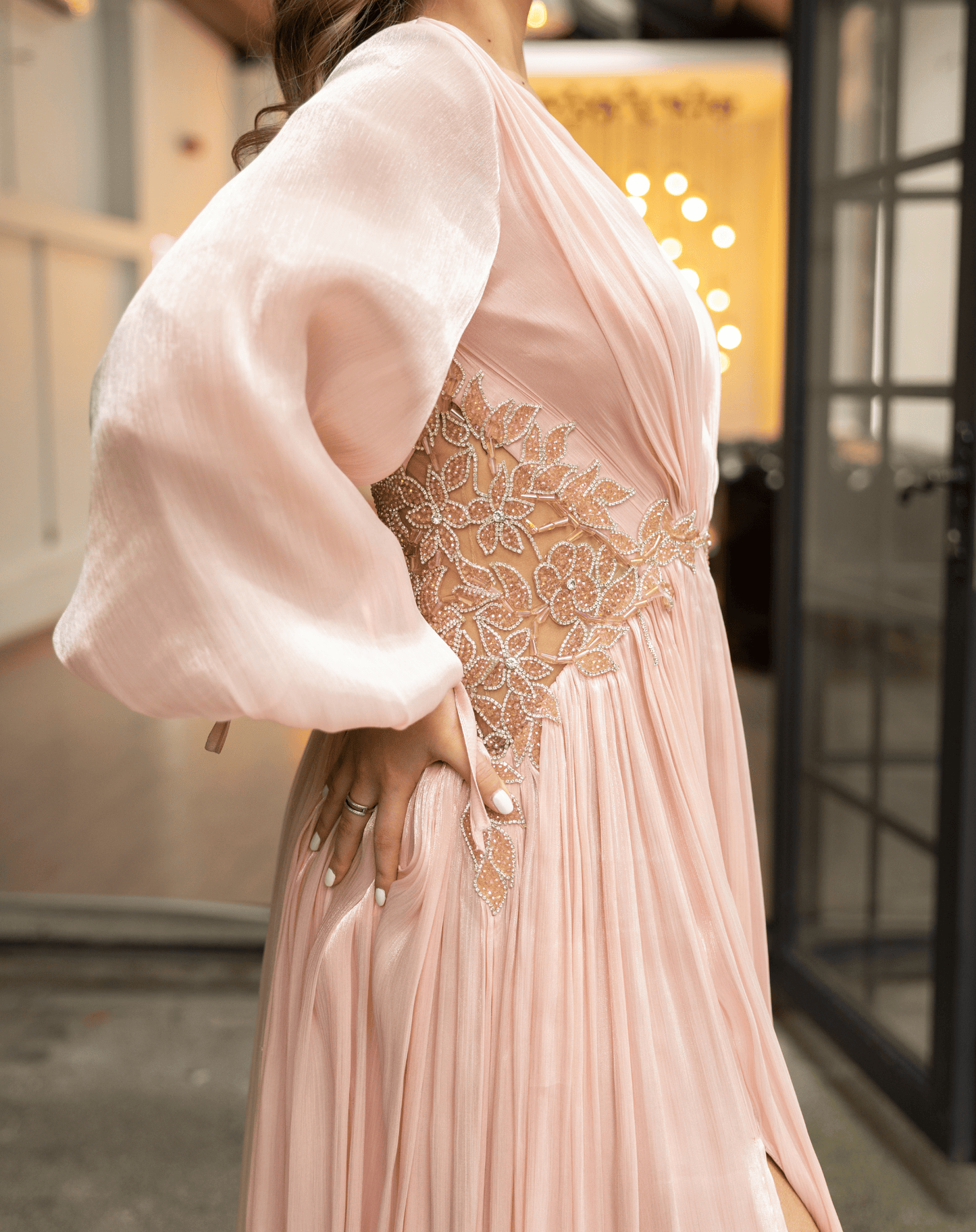 Kristal İşlemeli Bel Detaylı, Drapeli, Uzun Kollu, Yırtmaçlı ve Işıltılı Şifon Gece Elbisesi