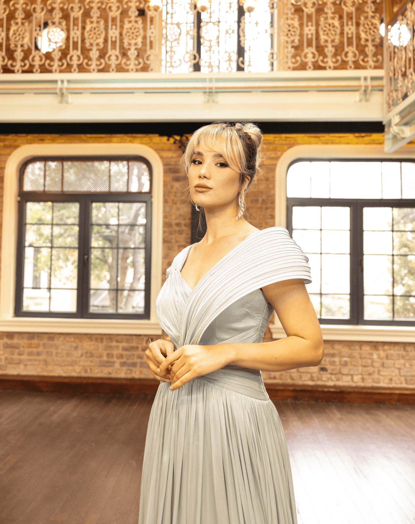 Düğüm Detaylı Göğüs ve Bel, Misina Nakışlı, Yırtmaçlı, Işıltılı Şifon Uzun Gece Elbisesi