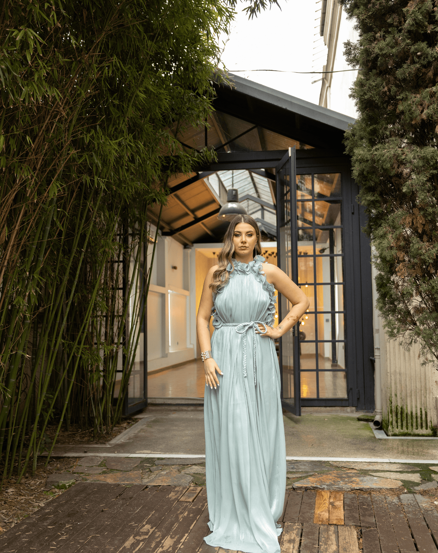 Fırfır Detaylı Yaka ve Kol Kenarı, Örgü Kemerli, Oversize, Işıltılı Şifon Uzun Gece Elbisesi