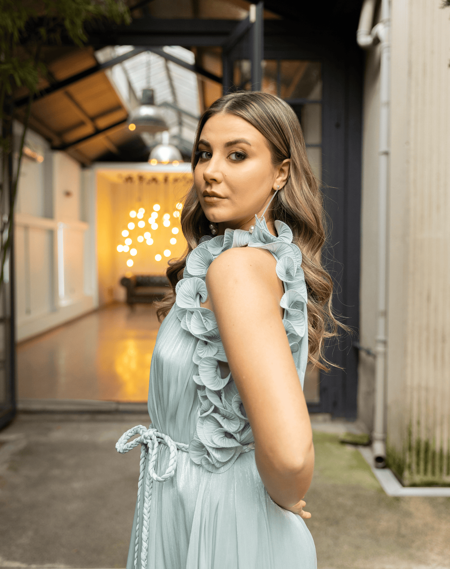 Fırfır Detaylı Yaka ve Kol Kenarı, Örgü Kemerli, Oversize, Işıltılı Şifon Uzun Gece Elbisesi