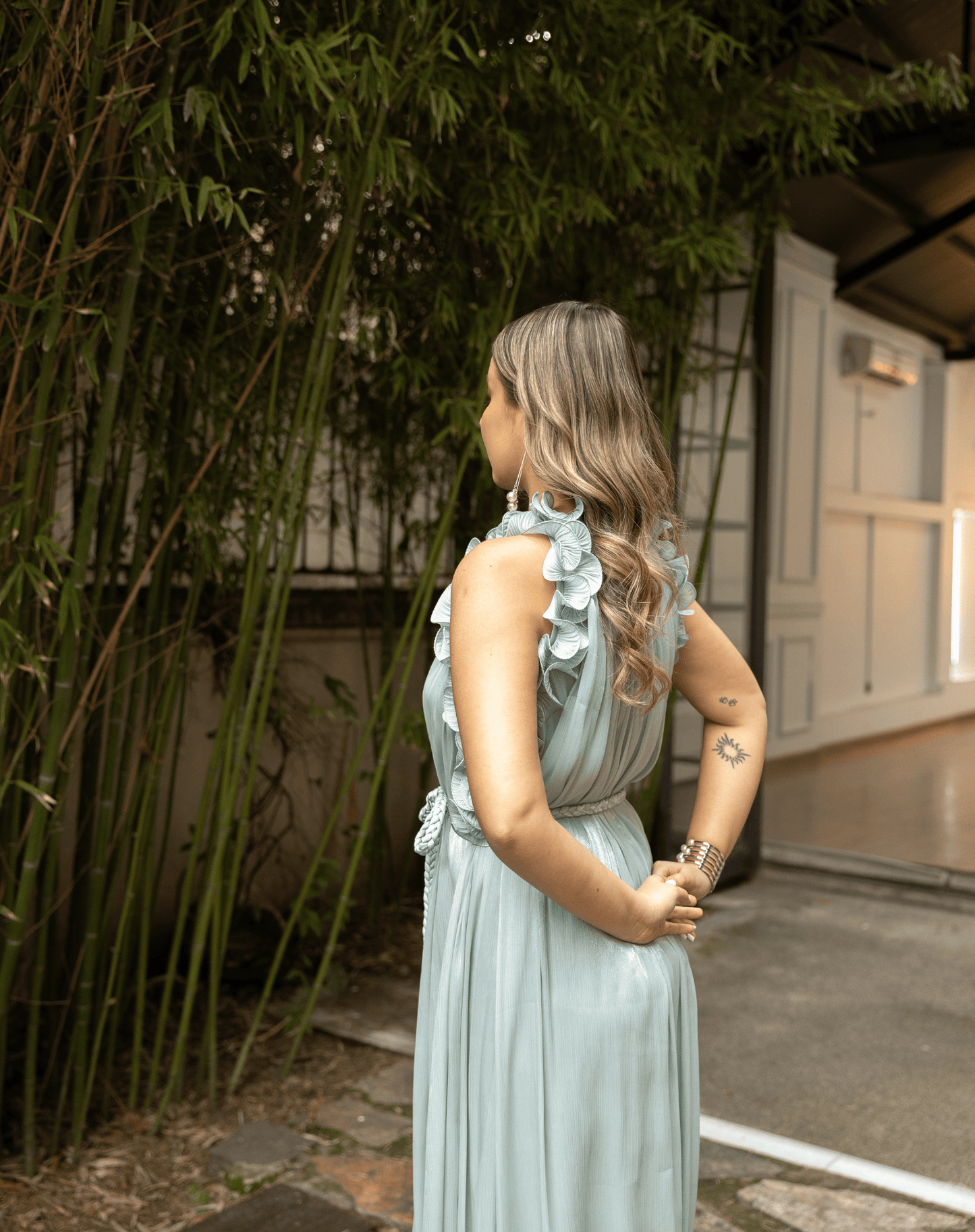 Fırfır Detaylı Yaka ve Kol Kenarı, Örgü Kemerli, Oversize, Işıltılı Şifon Uzun Gece Elbisesi