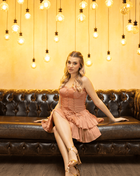 Bağcıklı Korse Detaylı, Kat Kat Fırfırlı Etek, Dantel Yaka, Süs Düğmeli ve İp Askılı Mini Gece Elbisesi